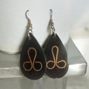Beautifully crafted inlay tear earrings